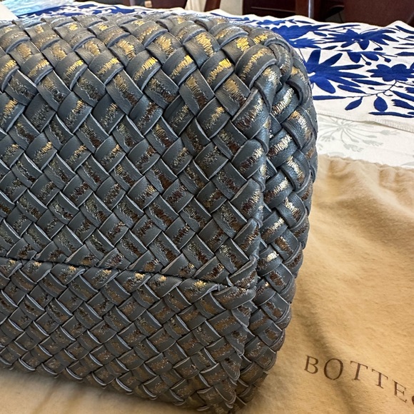 Stunning Bottega Veneta Medium Cabat Tote, Limited Edition, Dark Gray and Gold - Picture 5 of 11